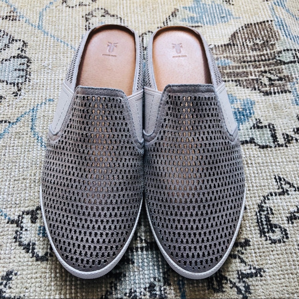 Frye Melanie Gore Perf Mule Silver